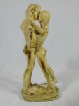 Escultura em estuque representando casal nu. Apresenta desgastes na pintura. Alt. 32 cm.