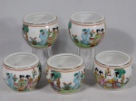 Cinco vasinhos bojudos em porcelana branca oriental decorados com cena do cotidiano em policromia. Marcado no fundo. Medida 6,5 x 8 cm.