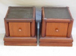 Par de mesas baixas de cabeceira em madeira com 1 gaveta e tampo de vidro preto. Med. 40 x 45 x 45cm.