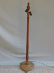 Luminária de chão em madeira para 2 luzes, 3 pés ditos "bolacha", base na forma de bandeja, base da haste balaústre, haste canelada. Apresenta desgastes do tempo. Alt. 154,5cm.