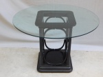 Mesa de jantar, base de madeira laqueada na cor preta. Tampo redondo de vidro. Med. 76 x 110cm.