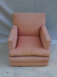Poltrona  forrada em tecido rosa, almofada do assento solta. Alt. 78cm.
