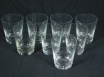 Oito copos baixos em vidro translúcido. Dois com bicado na borda. Alt. 8,5cm.