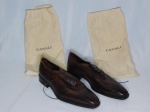 Par de sapatos italianos em couro, tamanho 41, fabricante CANALI. Acompanha bolsa de transporte para cada sapato.