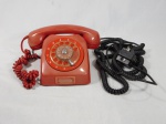 Antigo telefone analógico em baquelite vermelho. Marcado ERICSSON. No estado. Med. 12 x 21 x 20cm.