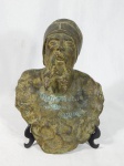 Escultura de parede em bronze representando busto de ancião. Apresenta desgastes do tempo. Med. 20 x 15cm.