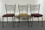 Três cadeiras anos 50 ao gosto Joaquim tenreiro, estrutura em ferro e acento estofado em tecido, dimensões: