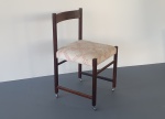 Autor desconhecido - 1950 - Cadeira com rodízio cromado, estrutura em jacarandá maciço e acento estofado em couro. Dimensões: 83x45x45 cm.