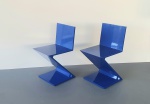 Belíssimo par de cadeira ZIG-ZAG, elegante mobiliário projetado em compensado náutico perfeitamente laqueado em azul royal, alma em vergalhão de ferro proporcionando notavel resistência com aspecto delicado. Dimensões: 75x39x45 cm.