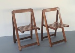 WALTER GERDAU S/A (selada) - Raro par de cadeiras dobráveis, feitas em madeira maciça (pau marfim). Dimensões: 76x46x48 cm.
