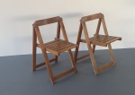 WALTER GERDAU S/A (selada) - Raro par de cadeiras dobráveis, feitas em madeira maciça (pau marfim). Dimensões: 76x46x48 cm.