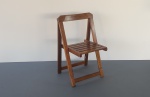 WALTER GERDAU S/A - cadeira dobrável, feita em madeira maciça (pau marfim). Dimensões: 76x46x48 cm.