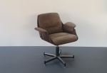 JORGE ZALSZUPIN - Rara cadeira de escritório em compensado náutico revestido de jacarandá. Dimensões: 84x78x76 cm.