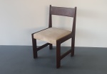Cadeira ao gosto Geraldo de Barros - estrutura em madeira maciça e acento estofado em curvin. Dimensões: 77x44x44 cm.