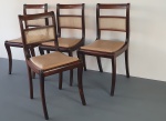 Quatro lindas cadeiras no estilo inglês, feitas em jacarandá e acento estofado de courvin, med. 89x44x43 cm.