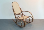 THONET - Cadeira de balanço austríaca, estrutura em madeira nobre com assento e encosto em palhinha sintética. Dimensões: 107x50x110 cm.