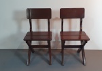 Lindo par de cadeiras com pernas em X, estrutura em madeira maciça imbuia. Dimensõe: 77x45x42 cm.