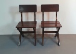 Lindo par de cadeiras com pernas em X, estrutura em madeira maciça imbuia. Dimensõe: 77x45x42 cm.