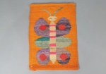 Tapeçaria anos 60 feita a mão em lã natural, peça representado borboleta. Dimensões: 78x55 cm.