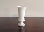 Lindo vaso em opalina, peça em grosso vidro de opalina torneada. Dimensões: 32x16 cm.