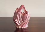 Vaso em porcelana art nouveau, peça em ton rosa assinado na base. Dimensões:  29x17x8 cm.