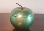 Belíssimo balde de gelo década de 50, feito em alumínio com pintura metalica, copo interno em opalina. Dimensões: 23x22 cm.