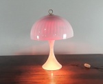 Belíssima luminária cogumelo anos 50, feita em acrílico branco. Dimensões: 57x40 cm.