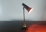 Linda luminária de bancada década de 50, feita com base, copo e haste de metal, articulação de direcionamento de luz. Dimensões: 48x20 cm.