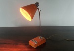 Linda luminária de bancada articulada década de 50, base e copo em metal laqueada em laranja e haste em metal cromado, articulação de direcionamentoda luz. Dimensões: 41x15 cm.