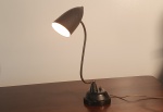 Luminária de bancada em metal, peça com articulação de direcionamento de luz. Dimensões: 50x30 cm.