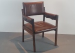 AUTOR DESCONHECIDO - Linda cadeira anos 50, estrutura em jacarandá maciço estofada em couro. Dimensões: 86x49x55 cm.