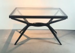 CARLO DE CARLI (ATRIBUIDO)- Belíssima mesa em madeira maciça laqueada, tampo em vidro. Dimensões:80x135x95 cm. ( cadeiras não fazem parte deste lote).