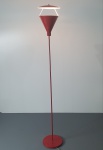 Luminária de chão década de 50, feita totalmente em metal na cor vermelha Dimensões: 177x27 cm.