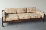 SÉRGIO RODRIGUES (ATRIBUIDO) - Belíssimo sofá quatro lugares, estrutura em jacarandá, botões em metal e revestimento em tecido. Dimensões: 54x194x89 cm