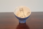 Bowl em cerâmica, base inclinada decorado com pintura de gato, assinatura na base não identificada. Dimensões: 13x9