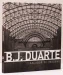 B.J.. Duarte - Caçador De Imagens. Textos: Rubens Fernandes Junior, Michael Robert Alves de Lima, entre outros. 208 páginas. Capa dura, grande formato. Idioma Português. A obra do fotógrafo paulista Benedito Junqueira Duarte (1910-1995) é reunida pela primeira vez em livro. Sua produção é significativa na história da fotografia brasileira. Além de atuar como fotógrafo, Duarte produziu mais de quinhentos filmes e publicou críticas cinematográfica por quase trinta anos no jornal O Estado de S. Paulo, na revista Anhembi e nas publicações do Grupo Folha. A passagem pela Seção de Iconografia do Departamento de Cultura da cidade de São Paulo, a convite de Mário de Andrade, foi definitiva para sua experiência artística e resultou em mais de duzentas imagens que registram a metrópole em constante transformação entre as décadas de 1930 e 1950. A edição inclui, ainda, uma entrevista concedida por B. J. Duarte em 1986, bem como bibliografia e filmografia.