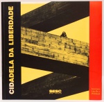Cidadela da Liberdade. Texto: Erivelto Busto Garcia, André Vainer, Marcelo Carvalho Ferraz. SESC Pompéia, Instituto Lina Bo e P. M. Bardi. 131 páginas. Textos português e inglês.