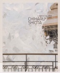 Chihara Shiota - Linhas da Vida, Lifelines. Curadora: Tereza de Arruda. Cetro Cultural Banco do Brasil. 89 páginas. Textos em português e Inglês.