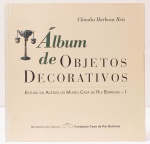 Álbum de Objetos Decorativos  Estudo do Acervo do Museu Casa de Rui Barbosa  I. Cláudia Barbosa Reis. 44 páginas.