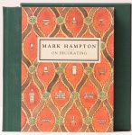 Mark Hampton On Decorating. Written And Illustrated by Mark Hampton Edited by Elaine Greene. Condé Nast Books Random House New York. 251 páginas. Capa dura.