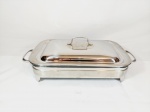 Travessa em Vidro Marinex com suporte e tampa inox. Medida: travessa 34 cm x 21 cm suporte 45 cm x 23 cm