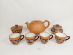 Jogo de Chá 7 Peças em Ceramica   Peruana  com vitrificado interno com craquele. Medida: bule 13 cm x 12 cm , açucareiro 8 cm x 10 cm ,biscoiteira 8 cm x 8 cm , 4 canecas 7 cm x 8 cm