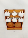 Jogo de Xicaras café em porcelana Branca com suporte em madeira. sendo 6 xicaras 1 adaptada e 5 pires madeira Medida: xicaras 5 cm x 5 cm , adaptada 5 cm x 4 cm e pires 10 cm