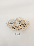 Conjunto em Miniatura  5 Peças  em porcelana decoradas borboletas e ouro. Medida: bandeja 10,5 cm x 14 cm