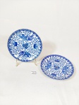 2 P Pratos   pires decorativos  em  porcelana oriental azul e branca . medida 13 cm