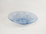 Anitiga Saladeira em  antigo Vidro Azul lapidado. decada de 50  apresenta  pequeno bicados em baixo , nao tirando a beleza da peça Medida: 8 cm x 30 cm