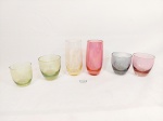 lote 7 copos diversos em vidro colorido. Medida; 2 copos 4 cm x 11 cm, 4 copos 6 cm x 6,5 cm e 1 copo5 cm x 6 cm