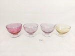Jogo de 4 Taças de Sorvete em vidro colorido. 2 apresentam mini bicados. Medida; 6 cm x 8,5 cm