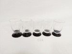 Jogo de 5 Taças Licor em Cristal base Circular Preta. Medida 7,5 cm altura x 4,5 cm diametro