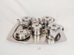 Baixela de Chá e café 6 Peças em aço Inox Fracalanza. Medida: Bandeja 45 cm x 30 cm apresenta pequeno amassado borda , bule café 10 cm x 7 cm diametro, bule chá 9 cm x 7,5 cm diametro, leiteira 10 cm x 7 cm diametro , açucareiro 6 cm x 7,5 cm e manteigueira 3,5 cm x 8 cm